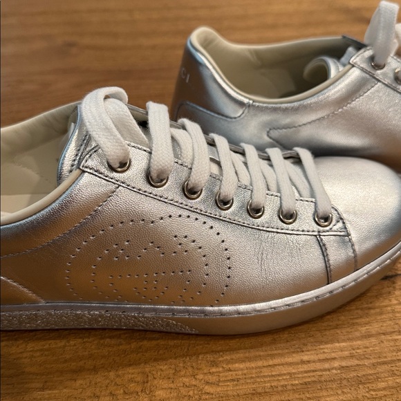 Gucci Metallic Silver Leather Sneakers – BRAND NEW size 36+ - Picture 2 of 5
